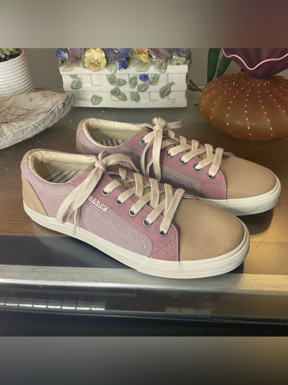 TAOS WOMENS PLIM SOUL SNEAKERS SZ 9.5